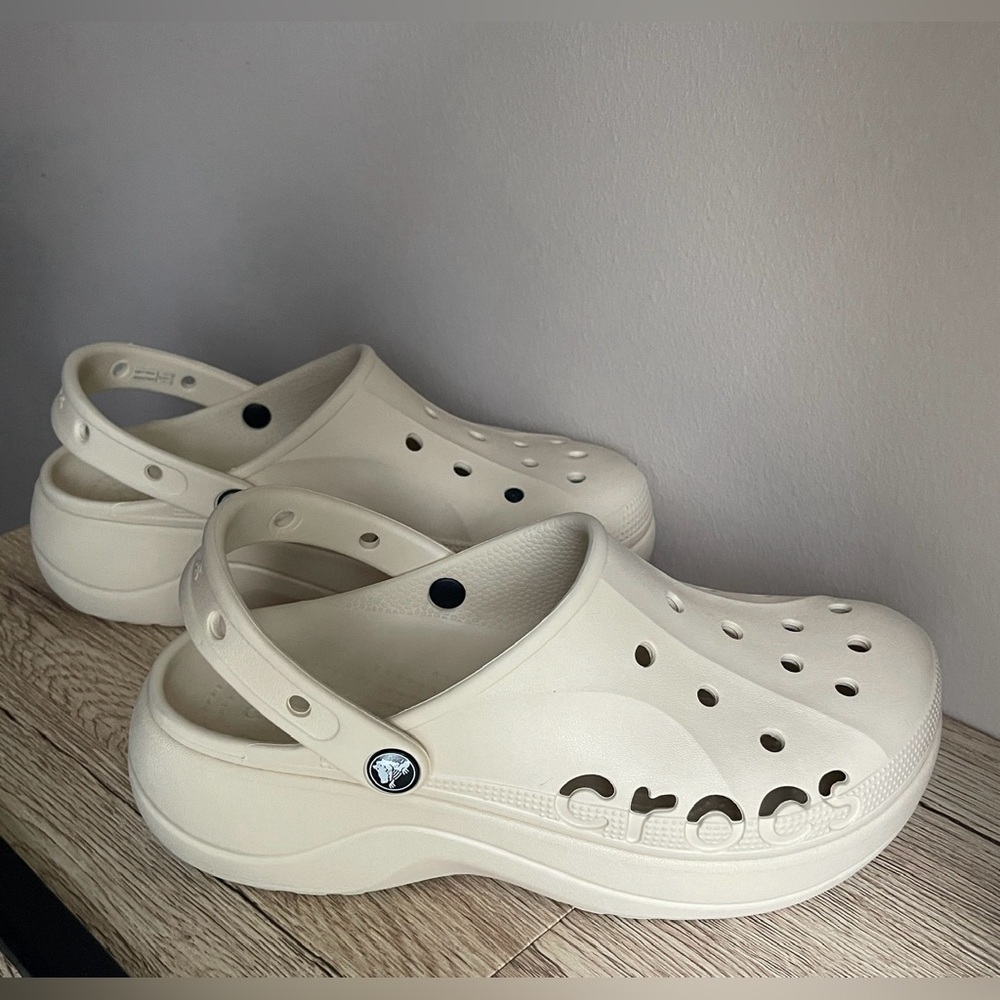 Crocs Baya Platform Clogs - Women’s Sz 9 - Cream